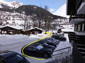 Abzweigung zur Skipiste vis-a-vis Ferienwohnung am Tällenbach aussen ski2
